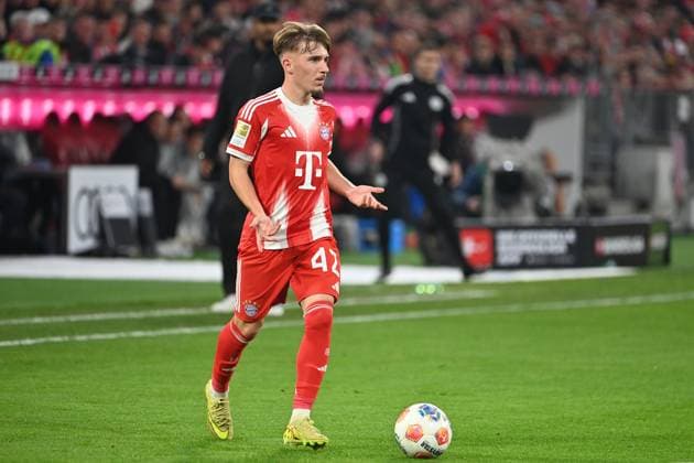 Lennart KARL (Bayern Muenchen), Aktion,Einzelaktion,Einzelbild, Freisteller,Ganzkoerperaufnahme,ganze Figur. Fussball 1. Bundesliga Saison 2025 2026, 9.Spieltag, Spieltag09 FC Bayern Muenchen - Bayer 04 Leverkusen 3-0 am 01.11.2025 , A L L I A N Z A R E N A.