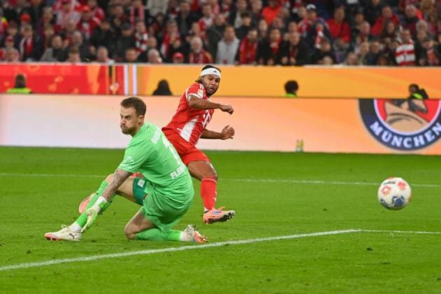 Tor Serge GNABRY (FC Bayern Muenchen) zm 1-0 gegen Torwart Mark FLEKKEN (Bayer Leverkusen),Aktion,Torschuss. Fussball 1. Bundesliga Saison 2025 2026, 9.Spieltag, Spieltag09 FC Bayern Muenchen - Bayer 04 Leverkusen 3-0 am 01.11.2025 , A L L I A N Z A R E N A.