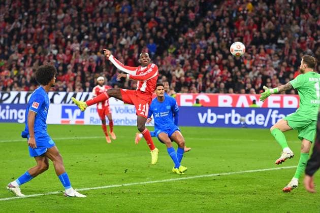 Tor Nicolas JACKSON (Bayern Muenchen) zum 2-0, Aktion,Kopfball gegen Torwart Mark FLEKKEN (Bayer Leverkusen), Fussball 1. Bundesliga Saison 2025 2026, 9.Spieltag, Spieltag09 FC Bayern Muenchen - Bayer 04 Leverkusen 3-0 am 01.11.2025 , A L L I A N Z A R E N A.