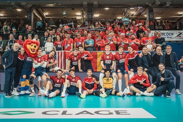 VBL: SVG Lüneburg vs. Netzhoppers KW, 01.11.2025 Das Siegerfoto von der SVG Lüneburg nach dem 3:1 Sieg; Volleyball Bundesliga, 4. Spieltag: SVG Lüneburg vs. Netzhoppers KW am 01.11.2025 in der LKH-Arena, Lüneburg Copyright: xBEAUTIFULxSPORTS Tonhäuserx