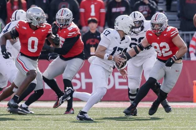 November 1, 2025, Columbus, Ohio, U.S: Penn State Nittany Lions quarterback Ethan Grunkemeyer (17) rolls away from pressure from Ohio State Buckeyes defensive end Caden Curry (92) during the game between the Penn State Nittany Lions and the Ohio State Buckeyes at Ohio Stadium, Columbus, Ohio. Columbus U.S - ZUMAs304 20251101_zaf_s304_066 Copyright: xScottxStuartx