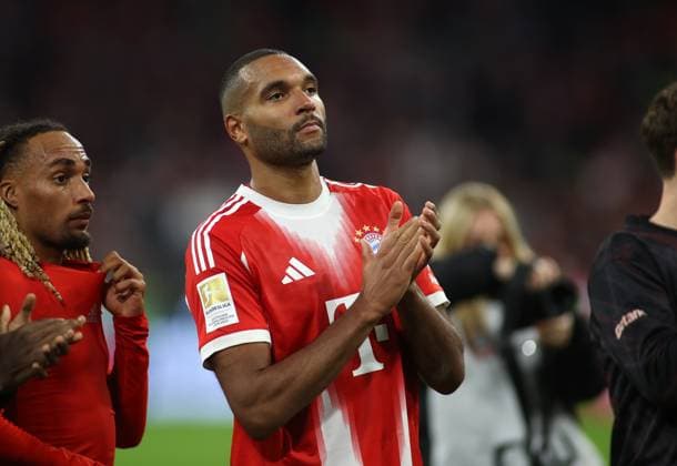 Fussball, Herren, Bundesliga, Saison 2025 2026, FC Bayern München - Bayer 04 Leverkusen, Allianz Arena Jonathan Tah (FC Bayern München) nach dem Spiel auf der Ehrenrunde, klatschend, Applaus DFB, DFL regulations prohibit any use of photographs as image sequences and or quasi-video