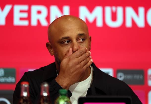 Fussball, Herren, Bundesliga, Saison 2025 2026, FC Bayern München - Bayer 04 Leverkusen, Allianz Arena Vincent Kompany, Trainer (FC Bayern München) mit der Hand vor dem Mund, geste, auf der Pressekonferenz DFB, DFL regulations prohibit any use of photographs as image sequences and or quasi-video