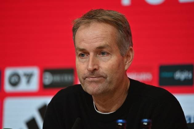Trainer Kasper HJULMAND (Bayer Leverkusen), Einzelbild,angeschnittenes Einzelmotiv,Portraet,Portrait,Porträt. PRESSEKONFERENZ. Fussball 1. Bundesliga Saison 2025 2026, 9.Spieltag, Spieltag09 FC Bayern Muenchen - Bayer 04 Leverkusen 3-0 am 01.11.2025 , A L L I A N Z A R E N A.