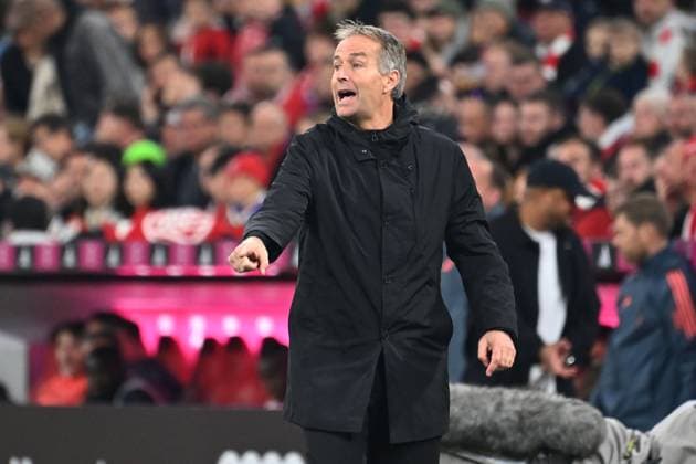 Trainer Kasper HJULMAND (Bayer Leverkusen), Gestik,gibt Anweisungen, Einzelbild,angeschnittenes Einzelmotiv,Halbfigur,halbe Figur. Fussball 1. Bundesliga Saison 2025 2026, 9.Spieltag, Spieltag09 FC Bayern Muenchen - Bayer 04 Leverkusen 3-0 am 01.11.2025 , A L L I A N Z A R E N A.
