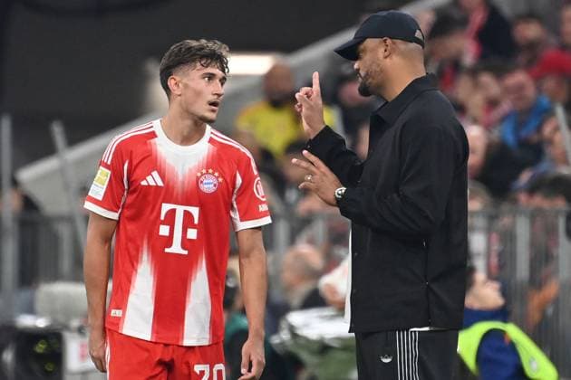 Trainer Vincent KOMPANY (Bayern Muenchen) mit Tom BISCHOF (Bayern Muenchen), Gestik,gibt Anweisungen. Fussball 1. Bundesliga Saison 2025 2026, 9.Spieltag, Spieltag09 FC Bayern Muenchen - Bayer 04 Leverkusen 3-0 am 01.11.2025 , A L L I A N Z A R E N A.