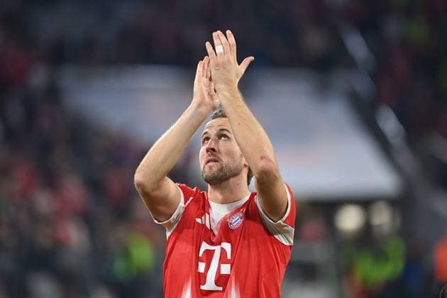 Harry KANE (Bayern Muenchen) nach Spielende,klatscht Applaus, Aktion,Einzelbild,angeschnittenes Einzelmotiv,Halbfigur,halbe Figur. Fussball 1. Bundesliga Saison 2025 2026, 9.Spieltag, Spieltag09 FC Bayern Muenchen - Bayer 04 Leverkusen 3-0 am 01.11.2025 , A L L I A N Z A R E N A.