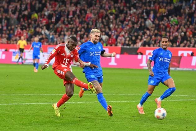 Abseitstor Nicolas JACKSON (Bayern Muenchen), Aktion,Zweikampf gegen Robert ANDRICH (Bayer Leverkusen). Fussball 1. Bundesliga Saison 2025 2026, 9.Spieltag, Spieltag09 FC Bayern Muenchen - Bayer 04 Leverkusen 3-0 am 01.11.2025 , A L L I A N Z A R E N A.