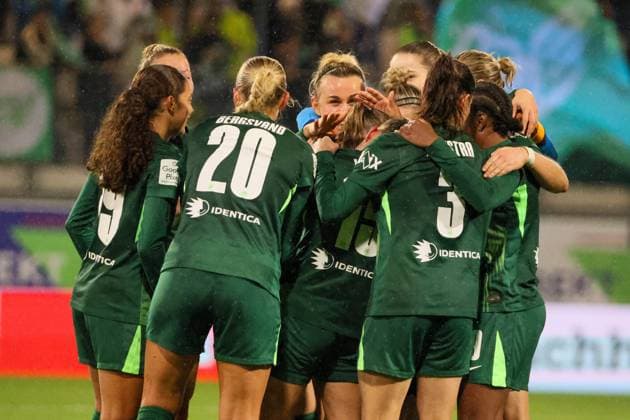 Wolfsburg, Deutschland 01. November 2025: 1. BL - Frauen - 2025 2026 - VfL Wolfsburg vs. TSG 1899 Hoffenheim Im Bild: Torschützin Smilla Vallotto (VfL), verdeckt im Bild, macht das Tor zum 2:1 und jubelt mit ihren Mannschaftskolleginnen DFB regulations prohibit any use of photographs as image sequences and or quasi-video AOK Stadion Niedersachsen Copyright: xFotostandx xFantinix