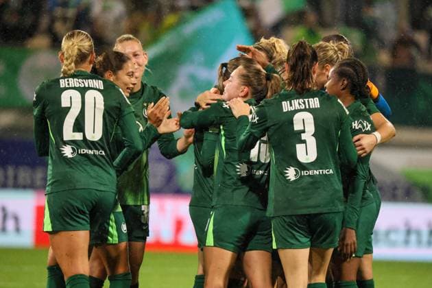 Wolfsburg, Deutschland 01. November 2025: 1. BL - Frauen - 2025 2026 - VfL Wolfsburg vs. TSG 1899 Hoffenheim Im Bild: Torschützin Smilla Vallotto (VfL), verdeckt im Bild, macht das Tor zum 2:1 und jubelt mit ihren Mannschaftskolleginnent DFB regulations prohibit any use of photographs as image sequences and or quasi-video AOK Stadion Niedersachsen Copyright: xFotostandx xFantinix