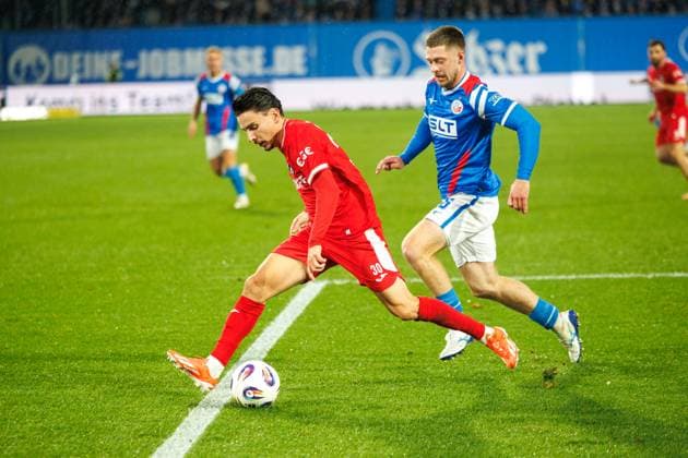 vorn Timur Gayret (VERL) gegen Jonas Dirkner (Rostock) ; GER, FC Hansa Rostock vs. SC Verl, Fußball, Männer, 3. Liga, 13.Spieltag, Spielzeit 2025 2026, 01.11.2025 Rostock Ostseestadion Mecklenburg - Vorpommern Deutschland