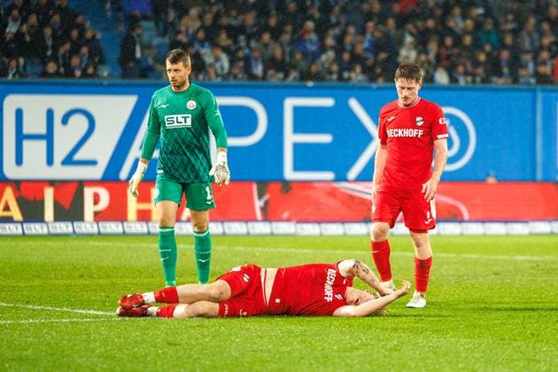 Jonas Arsweiler (VERL) liegt mit Schmerzen auf dem Rasen; GER, FC Hansa Rostock vs. SC Verl, Fußball, Männer, 3. Liga, 13.Spieltag, Spielzeit 2025 2026, 01.11.2025 Rostock Ostseestadion Mecklenburg - Vorpommern Deutschland