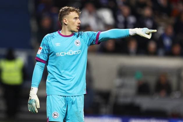 01.11.2025, xtvx, Fussball 2.Bundesliga, SV Darmstadt 98 - Arminia Bielefeld v.l. Torwart Jonas Kersken (Arminia Bielefeld) gibt Anweisungen, gestikuliert, mit den Armen gestikulieren gives instructions, gesticulates (DFL DFB REGULATIONS PROHIBIT ANY USE OF PHOTOGRAPHS as IMAGE SEQUENCES and or QUASI-VIDEO) Darmstadt