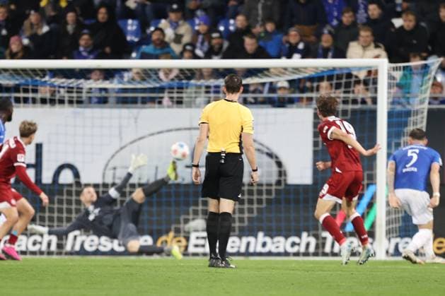 01.11.2025, xtvx, Fussball 2.Bundesliga, SV Darmstadt 98 - Arminia Bielefeld v.l. Goal scored, Tor zum 2:2 Maximilian Grosser (Arminia Bielefeld) (DFL DFB REGULATIONS PROHIBIT ANY USE OF PHOTOGRAPHS as IMAGE SEQUENCES and or QUASI-VIDEO) Darmstadt