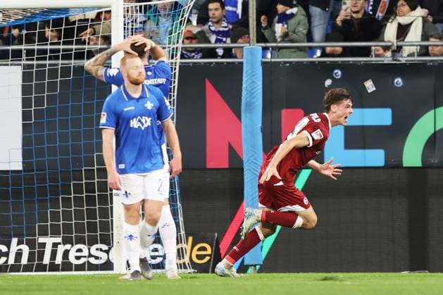 01.11.2025, xtvx, Fussball 2.Bundesliga, SV Darmstadt 98 - Arminia Bielefeld v.l. Goal scored, Tor zum 2:2 Maximilian Grosser (Arminia Bielefeld) Torjubel, Goal celebration, celebrate the goal, celebrates scoring (DFL DFB REGULATIONS PROHIBIT ANY USE OF PHOTOGRAPHS as IMAGE SEQUENCES and or QUASI-VIDEO) Darmstadt