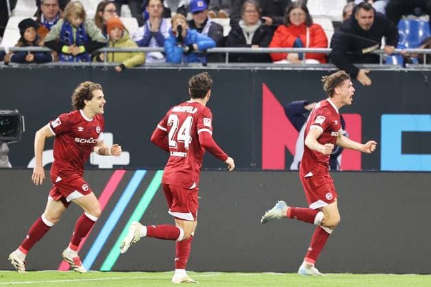 01.11.2025, xtvx, Fussball 2.Bundesliga, SV Darmstadt 98 - Arminia Bielefeld v.l. Goal scored, Tor zum 2:2 Maximilian Grosser (Arminia Bielefeld) Torjubel, Goal celebration, celebrate the goal, celebrates scoring (DFL DFB REGULATIONS PROHIBIT ANY USE OF PHOTOGRAPHS as IMAGE SEQUENCES and or QUASI-VIDEO) Darmstadt