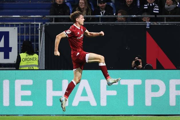 01.11.2025, xtvx, Fussball 2.Bundesliga, SV Darmstadt 98 - Arminia Bielefeld v.l. Goal scored, Tor zum 2:2 Maximilian Grosser (Arminia Bielefeld) Torjubel, Goal celebration, celebrate the goal, celebrates scoring (DFL DFB REGULATIONS PROHIBIT ANY USE OF PHOTOGRAPHS as IMAGE SEQUENCES and or QUASI-VIDEO) Darmstadt