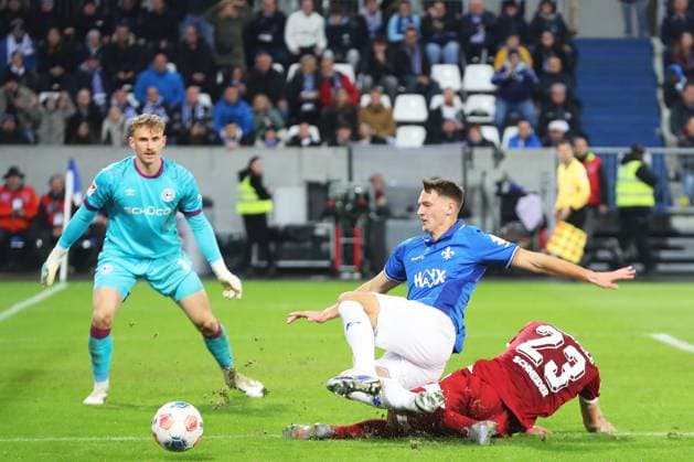 01.11.2025, xtvx, Fussball 2.Bundesliga, SV Darmstadt 98 - Arminia Bielefeld v.l. Zweikampf, Duell, duel, tackle, compete Torwart Jonas Kersken (Arminia Bielefeld) Bartosz Bialek (SV Darmstadt 98) Leon Schneider (Arminia Bielefeld) (DFL DFB REGULATIONS PROHIBIT ANY USE OF PHOTOGRAPHS as IMAGE SEQUENCES and or QUASI-VIDEO) Darmstadt