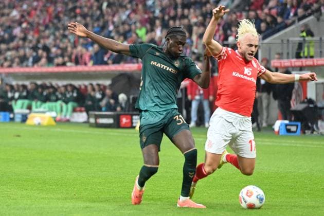 Karim COULIBALI (HB) gegen Dominik HOLLERBACH (MZ) Aktion, Zweikampf, 1.FSV Mainz 05 (MZ) - SV Werder Bremen (HB) 1-1 Fussball 1. Bundesliga Saison 2025 2026, 9.Spieltag, Spieltag9, matchday9, am 01.11.2025, MEWA Arena Mainz. DFL regulations prohibit any use of photographs as image sequences and or quasi-video Â