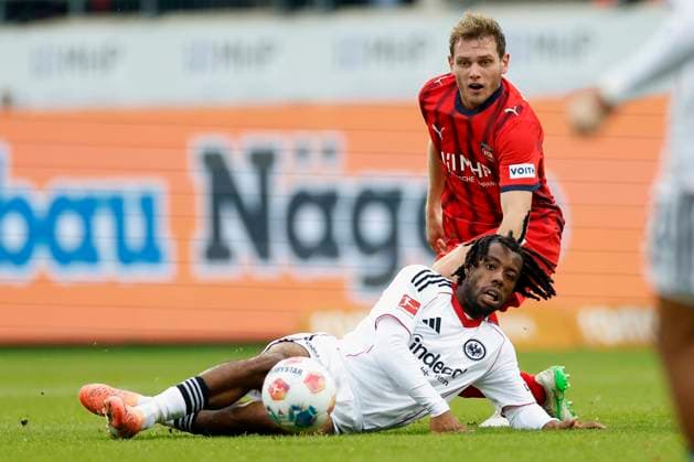 v.l. Elye Wahi (Eintracht Frankfurt, 17) und Tim Siersleben (1.FC Heidenheim, 4), 01.11.2025, Fussball, Bundesliga, 1. FC Heidenheim - Eintracht Frankfurt, GER, Heidenheim, Voith-Arena, DFL REGULATIONS PROHIBIT ANY USE OF PHOTOGRAPHS AS IMAGE SEQUENCES AND OR QUASI-VIDEO. Copyright: HMBxMedia xHeikoxBecker