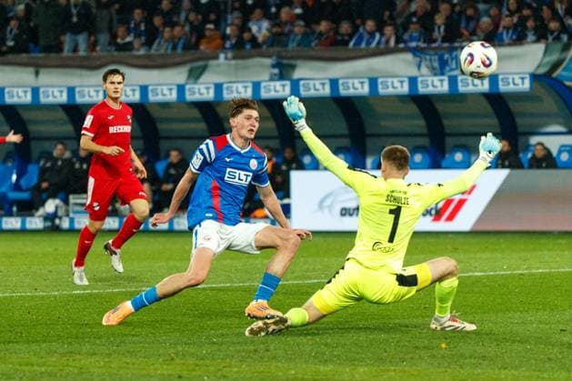 links Torchance gegen Torwart Philipp Schulze (Verl) ; GER, FC Hansa Rostock vs. SC Verl, Fußball, Männer, 3. Liga, 13.Spieltag, Spielzeit 2025 2026, 01.11.2025 Rostock Ostseestadion Mecklenburg - Vorpommern Deutschland
