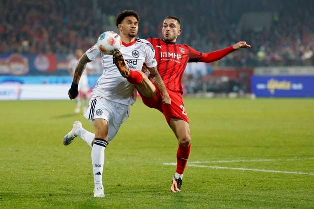 v.l. Nnamdi Collins (Eintracht Frankfurt, 34) und Arijon Ibrahimovic (1.FC Heidenheim, 22), 01.11.2025, Fussball, Bundesliga, 1. FC Heidenheim - Eintracht Frankfurt, GER, Heidenheim, Voith-Arena, DFL REGULATIONS PROHIBIT ANY USE OF PHOTOGRAPHS AS IMAGE SEQUENCES AND OR QUASI-VIDEO. Copyright: HMBxMedia xHeikoxBecker