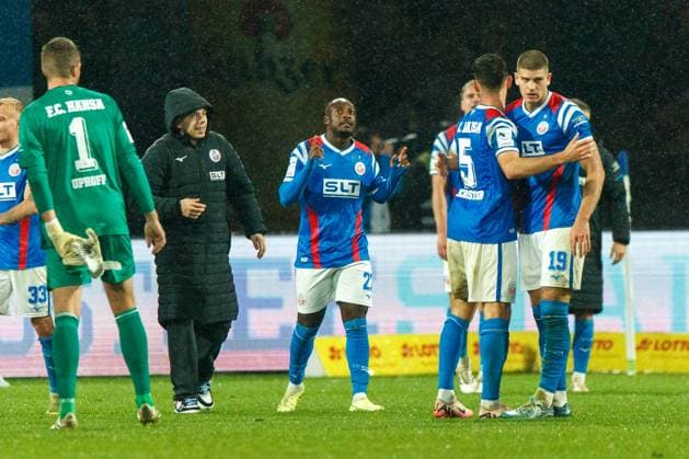 Christian Kinsombi (Rostock) betet nach seinen Ausgleichstor zum 2:2; GER, FC Hansa Rostock vs. SC Verl, Fußball, Männer, 3. Liga, 13.Spieltag, Spielzeit 2025 2026, 01.11.2025 Rostock Ostseestadion Mecklenburg - Vorpommern Deutschland
