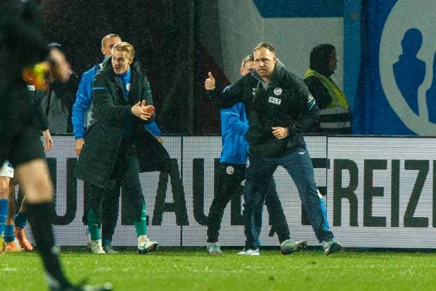 Torjubel nach dem Tor zum 2:2 durch Christian Kinsombi (Rostock) . rechts jubelt und feiert Trainer Daniel Brinkmann (Rostock) ; GER, FC Hansa Rostock vs. SC Verl, Fußball, Männer, 3. Liga, 13.Spieltag, Spielzeit 2025 2026, 01.11.2025 Rostock Ostseestadion Mecklenburg - Vorpommern Deutschland