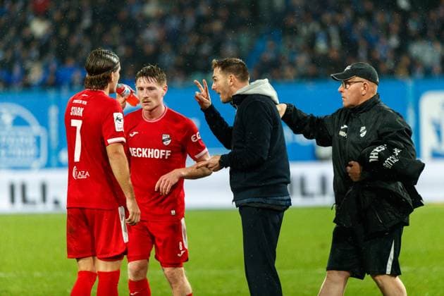 v.l. Julian Stark (VERL) , Dennis Waidner (VERL) und Trainer Tobias Strobl (Verl) ; GER, FC Hansa Rostock vs. SC Verl, Fußball, Männer, 3. Liga, 13.Spieltag, Spielzeit 2025 2026, 01.11.2025 Rostock Ostseestadion Mecklenburg - Vorpommern Deutschland
