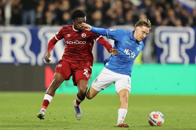 01.11.2025, xtvx, Fussball 2.Bundesliga, SV Darmstadt 98 - Arminia Bielefeld v.l. Zweikampf, Duell, duel, tackle, compete Benjamin Boakye (Arminia Bielefeld) Luca Marseiler (SV Darmstadt 98) (DFL DFB REGULATIONS PROHIBIT ANY USE OF PHOTOGRAPHS as IMAGE SEQUENCES and or QUASI-VIDEO) Darmstadt