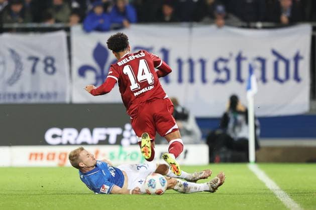 01.11.2025, xtvx, Fussball 2.Bundesliga, SV Darmstadt 98 - Arminia Bielefeld v.l. Zweikampf, Duell, duel, tackle, compete Fabian Holland (SV Darmstadt 98) Monju Momuluh (Arminia Bielefeld) (DFL DFB REGULATIONS PROHIBIT ANY USE OF PHOTOGRAPHS as IMAGE SEQUENCES and or QUASI-VIDEO) Darmstadt