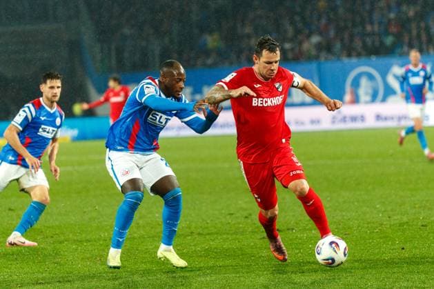 links Christian Kinsombi (Rostock) gegen Niko Kijewski (VERL) ; GER, FC Hansa Rostock vs. SC Verl, Fußball, Männer, 3. Liga, 13.Spieltag, Spielzeit 2025 2026, 01.11.2025 Rostock Ostseestadion Mecklenburg - Vorpommern Deutschland
