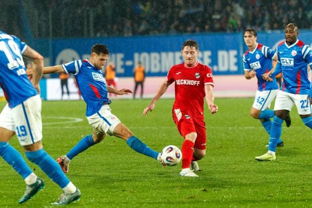links Marco Schuster (Rostock) gegen Dennis Waidner (VERL) ; GER, FC Hansa Rostock vs. SC Verl, Fußball, Männer, 3. Liga, 13.Spieltag, Spielzeit 2025 2026, 01.11.2025 Rostock Ostseestadion Mecklenburg - Vorpommern Deutschland
