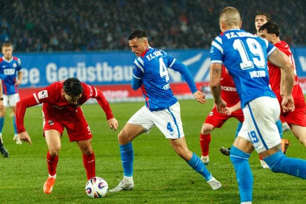 links Timur Gayret (VERL) gegen Kenan Fatkic (Rostock) ; GER, FC Hansa Rostock vs. SC Verl, Fußball, Männer, 3. Liga, 13.Spieltag, Spielzeit 2025 2026, 01.11.2025 Rostock Ostseestadion Mecklenburg - Vorpommern Deutschland