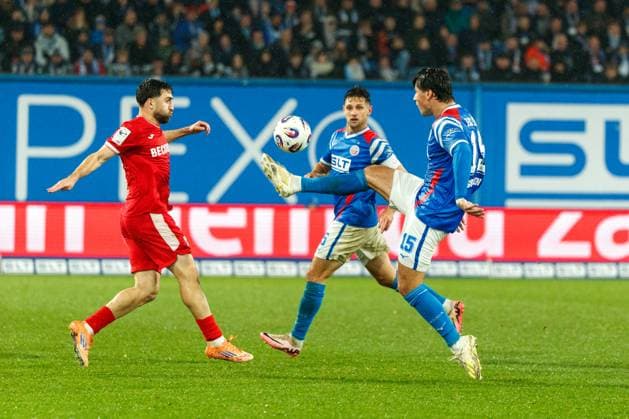 v.l. Berkan Taz (VERL) , Marco Schuster (Rostock) und Ahmet Gürleyen (Rostock) ; GER, FC Hansa Rostock vs. SC Verl, Fußball, Männer, 3. Liga, 13.Spieltag, Spielzeit 2025 2026, 01.11.2025 Rostock Ostseestadion Mecklenburg - Vorpommern Deutschland