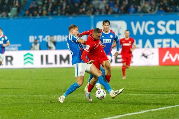 links Florian Carstens (Rostock) gegen Dominik Steczyk (VERL) ; GER, FC Hansa Rostock vs. SC Verl, Fußball, Männer, 3. Liga, 13.Spieltag, Spielzeit 2025 2026, 01.11.2025 Rostock Ostseestadion Mecklenburg - Vorpommern Deutschland