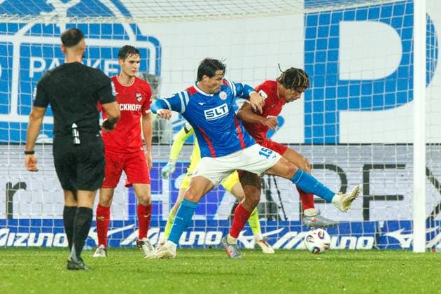 links Ahmet Gürleyen (Rostock) gegen Joshua Eze (Verl) ; GER, FC Hansa Rostock vs. SC Verl, Fußball, Männer, 3. Liga, 13.Spieltag, Spielzeit 2025 2026, 01.11.2025 Rostock Ostseestadion Mecklenburg - Vorpommern Deutschland