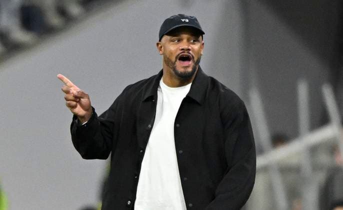 Trainer Coach Vincent Kompany FC Bayern Muenchen FCB am Spielfeldrand Gestik Geste sieht Abseitsentscheidung anders FC Bayern Muenchen FCB vs Bayer 04 Leverkusen B04 01.11.2025 DFL REGULATIONS PROHIBIT ANY USE OF PHOTOGRAPHS AS IMAGE SEQUENCES AND OR QUASI-VIDEO FC Bayern Muenchen FCB vs Bayer 04 Leverkusen B04
