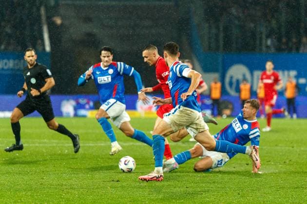 rechts Florian Carstens (Rostock) foulr Dominik Steczyk (VERL); GER, FC Hansa Rostock vs. SC Verl, Fußball, Männer, 3. Liga, 13.Spieltag, Spielzeit 2025 2026, 01.11.2025 Rostock Ostseestadion Mecklenburg - Vorpommern Deutschland