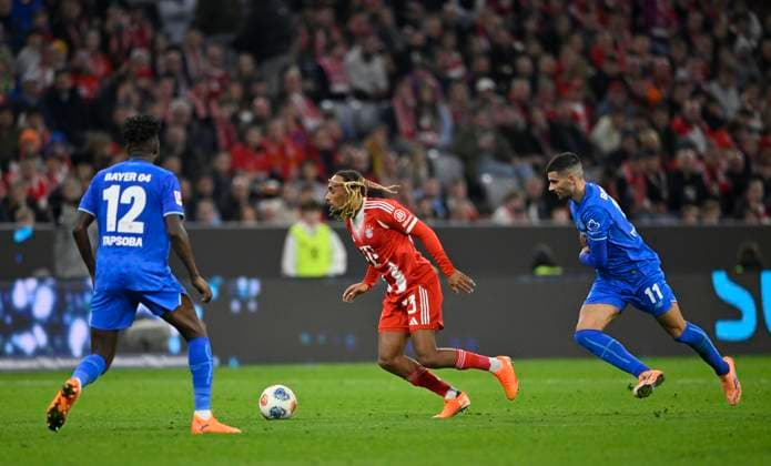 Sacha Boey FC Bayern Muenchen FCB (23) Aktion am Ball gegen Edmond Tapsoba Bayer 04 Leverkusen (12) Martin Terrier Bayer 04 Leverkusen (11) FC Bayern Muenchen FCB vs Bayer 04 Leverkusen B04 01.11.2025 DFL REGULATIONS PROHIBIT ANY USE OF PHOTOGRAPHS AS IMAGE SEQUENCES AND OR QUASI-VIDEO FC Bayern Muenchen FCB vs Bayer 04 Leverkusen B04