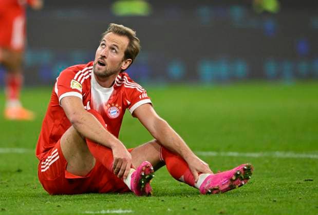 Harry Kane FC Bayern Muenchen FCB (09) sitzt auf Rasen Blick nach oben FC Bayern Muenchen FCB vs Bayer 04 Leverkusen B04 01.11.2025 DFL REGULATIONS PROHIBIT ANY USE OF PHOTOGRAPHS AS IMAGE SEQUENCES AND OR QUASI-VIDEO FC Bayern Muenchen FCB vs Bayer 04 Leverkusen B04