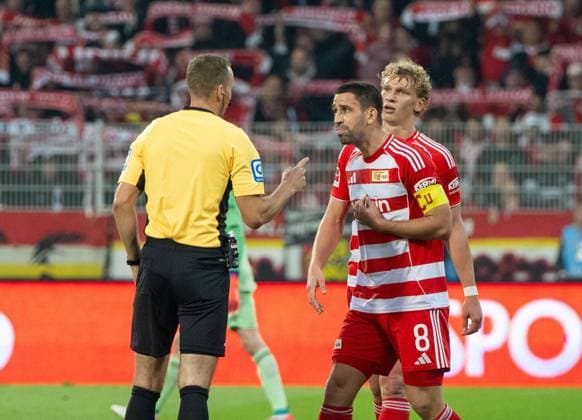 Fußball, Herren, Saison 2025 2026, 1. Bundesliga (9. Spieltag), 1. FC Union Berlin - SC Freiburg, v. l. Schiedsrichter Sören Storks, Rani Khedira (1. FC Union Berlin), Leopold Querfeld (1. FC Union Berlin), 01.11.2025, Copyright: xMatthiasxKochx