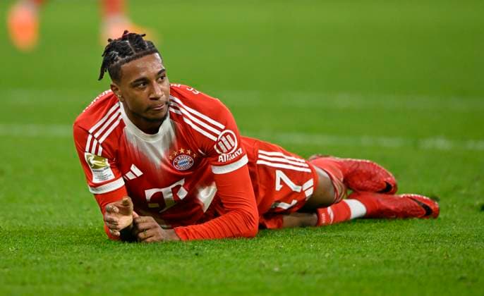 Michael Olise FC Bayern Muenchen FCB (17) liegt auf Rasen FC Bayern Muenchen FCB vs Bayer 04 Leverkusen B04 01.11.2025 DFL REGULATIONS PROHIBIT ANY USE OF PHOTOGRAPHS AS IMAGE SEQUENCES AND OR QUASI-VIDEO FC Bayern Muenchen FCB vs Bayer 04 Leverkusen B04
