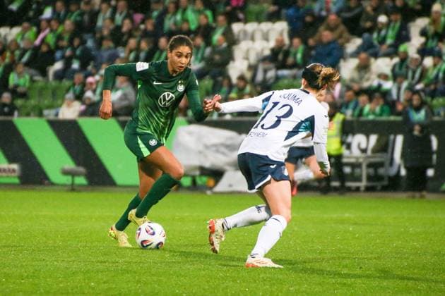 01.11.2025, xgrfx, Fussball Google Pixel Frauen-Bundesliga, VfL Wolfsburg - TSG Hoffenheim v.l. Cora Zicai (VfL Wolfsburg), Wianda Douma (TSG Hoffenheim) (DFL DFB REGULATIONS PROHIBIT ANY USE OF PHOTOGRAPHS as IMAGE SEQUENCES and or QUASI-VIDEO) Wolfsburg