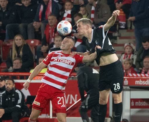 Fußball, Herren, Saison 2025 2026, 1. Bundesliga (9. Spieltag), 1. FC Union Berlin - SC Freiburg, v. l. Tim Skarke (1. FC Union Berlin), Matthias Ginter (Freiburg), 01.11.2025, Copyright: xMatthiasxKochx