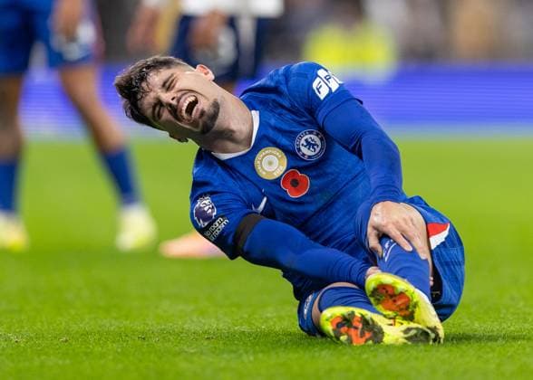 Tottenham Hotspur v Chelsea FC, Premier League, Football, The Tottenham Hotspur Stadium, London, UK - 01 Nov 2025 Pedro Neto of Chelsea FC sits on the pitch in pain London The Tottenham Hotspur Stadium Tottenham GBR, UK NEWSPAPERS OUT Copyright: xEllixBirchx