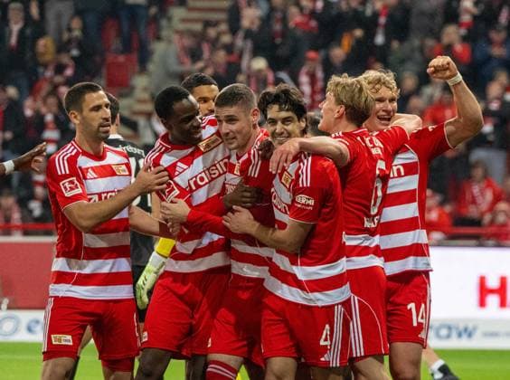 Fußball, Herren, Saison 2025 2026, 1. Bundesliga (9. Spieltag), 1. FC Union Berlin - SC Freiburg, v. l. Rani Khedira (1. FC Union Berlin), Ilyas Ansah (1. FC Union), Andrej Ilic (1. FC Union Berlin), Diogo Leite (1. FC Union Berlin), Aljoscha Kemlein (1. FC Union Berlin), Leopold Querfeld (1. FC Union Berlin), Jubel nach Tor zum 1:0 (Tor wurde aberkannt), 01.11.2025, Copyright: xMatthiasxKochx