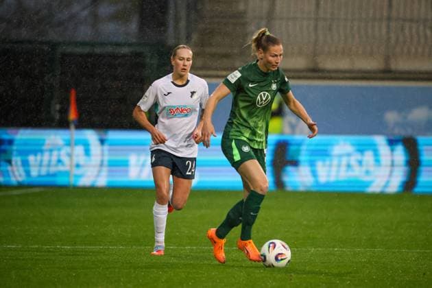 Wolfsburg, Deutschland 01. November 2025: 1. BL - Frauen - 2025 2026 - VfL Wolfsburg vs. TSG 1899 Hoffenheim Im Bild: v.li. Feli Delacauw (TSG) und Sarai Linder (VfL) DFB regulations prohibit any use of photographs as image sequences and or quasi-video AOK Stadion Niedersachsen Copyright: xFotostandx xFantinix