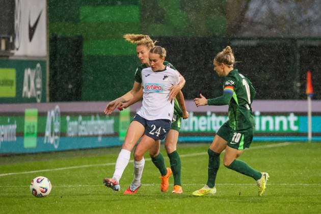 Wolfsburg, Deutschland 01. November 2025: 1. BL - Frauen - 2025 2026 - VfL Wolfsburg vs. TSG 1899 Hoffenheim Im Bild: v.li. im Zweikampf Feli Delacauw (TSG) und Sarai Linder (VfL) und Svenja Huth (VfL) DFB regulations prohibit any use of photographs as image sequences and or quasi-video AOK Stadion Niedersachsen Copyright: xFotostandx xFantinix