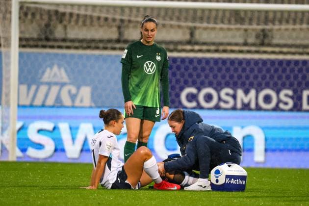 Wolfsburg, Deutschland 01. November 2025: 1. BL - Frauen - 2025 2026 - VfL Wolfsburg vs. TSG 1899 Hoffenheim Im Bild: Linda Natter (TSG), sitzt auf dem Spielfeld, hat sich verletzt und muss medizinisch behandelt werden DFB regulations prohibit any use of photographs as image sequences and or quasi-video AOK Stadion Niedersachsen Copyright: xFotostandx xFantinix